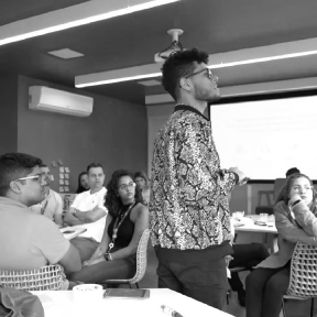 Victor fazendo uma apresentação